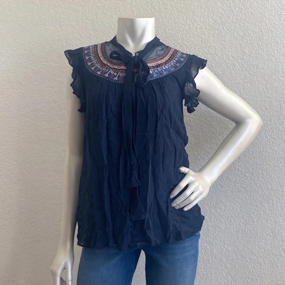 LABEL RITU KUMAR
Panelled Top with Tie-Up Neckline - Picture 4 of 11